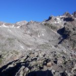 Dalla Stazione 2 è visibile, pressoché per intero, l’apparato morenico (morene destra e sinistra, frontale) originatosi al culmine della Piccola Era Glaciale (1820-1850 circa). 